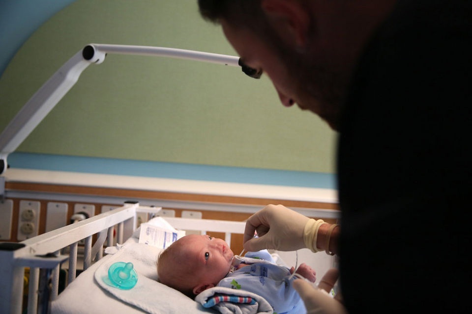 Hy hữu bé trai bẩm sinh không có mũi