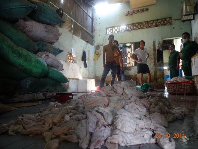 Các phế phẩm của lợn, bò như lòng, mỡ, da được đổ trực tiếp lên sàn nhà