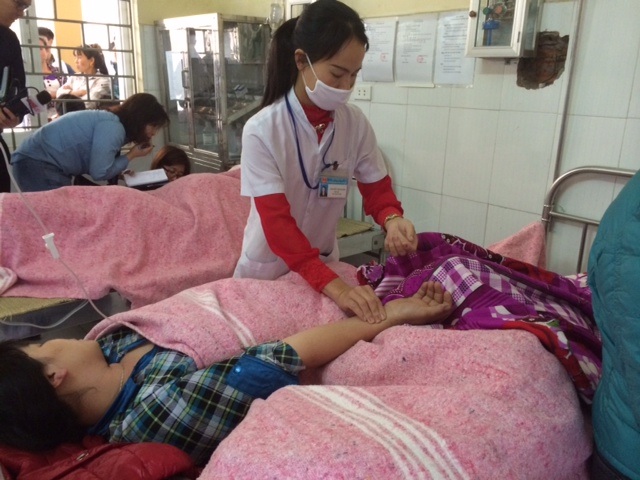 Hà Nội: Hơn 100 công nhân nhập viện nghi ngộ độc thực phẩm - 1 Các công nhân đang được các bác sĩ theo dõi...