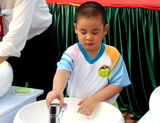 Phụ huynh nên hướng dẫn trẻ rửa tay đúng cách để phòng ngừa
tay chân miệng