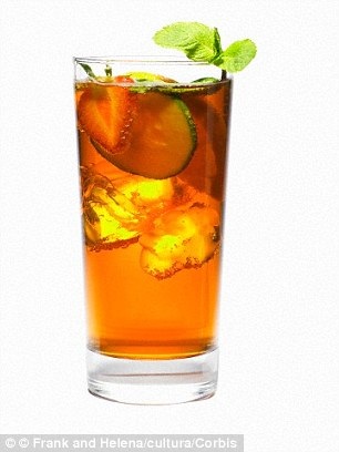 Bị suy thận do uống quá nhiều trà đá - 1 Một người đàn ông 56
tuổi đã bị suy thận khi uống hơn 4 lít trà đá mỗi ngày.