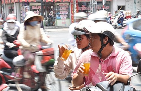 Mùa nóng, uống nước phải đúng cách - 1 Cẩn thận với nước giải nhiệt ngoài đường vì chất
lượng còn bỏ ngỏ. Ảnh: TÙNG SƠN