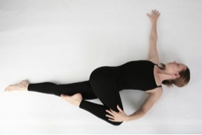Yoga cho người đau dây thần kinh toạ (2) - 3 Với người có cơ tam đầu sau đùi dài có thể
duỗi thẳng chân.