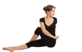 Yoga cho người đau dây thần kinh toạ (2) - 4 Với người có cơ tam đầu sau đùi dài có thể
duỗi thẳng chân.