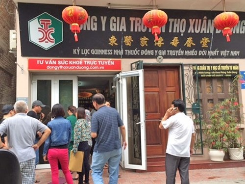Kiểm tra thông tin lương y chữa khỏi ung thư cho 5.000 người - 1 Bên ngoài phòng khám Thọ Xuân Đường sáng ngày 5-5 (Ảnh: An ninh thủ đô)