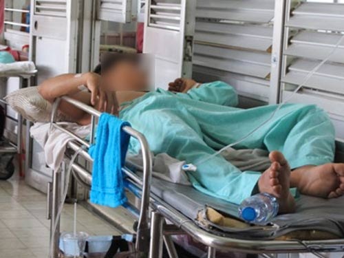 Một thanh niên nhập viện do cũng tự bẻ súng