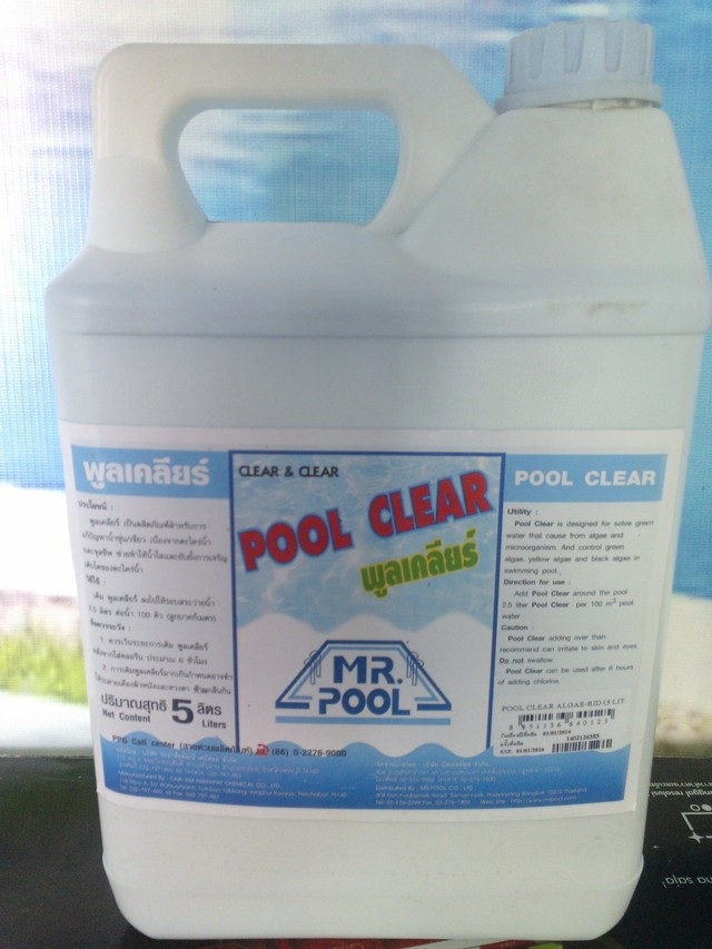 Kinh hãi sulfat đồng “nhuộm” xanh nước bể bơi - 2 Một loại hóa chất làm sáng trong và xanh nước hồ bơi.