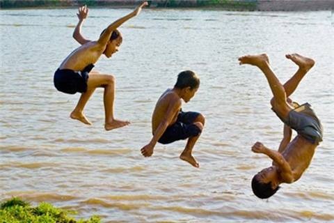 Trời nóng, trẻ dễ bị ngạt nước - 1 Mùa hè, cần trang bị cho trẻ những kỹ năng cần thiết tránh bị
ngạt nước.