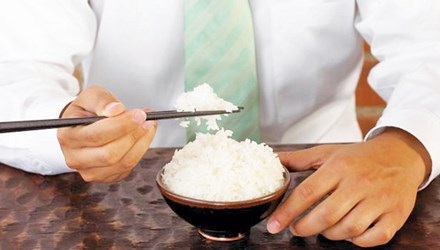 Rộ tin đồn gạo giả khắp châu Á - 1 Trước thông tin gạo giả, ăn cơm trắng cũng lo. Ảnh: Food
Network.