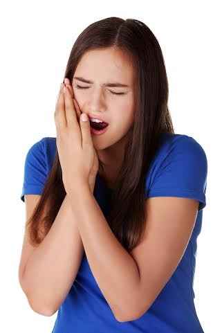 Những “thủ phạm” khiến răng ê buốt - 1 Cảm giác ê buốt xuất hiện khi ăn đồ lạnh, nóng hay chua.