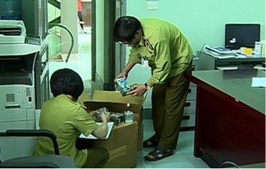Đẩy lùi hàng giả, hàng nhái: Doanh nghiệp phải đóng vai trò là lực đẩy - 2 Hàng loạt hộp Kem Bảo Xuân
nhái sản phẩm Viên uống Bảo Xuân của Nam Dược đã bị thu giữ