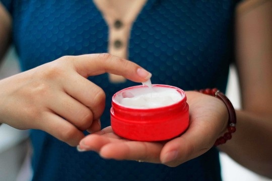 Trị mụn: Chuyện tưởng nhỏ mà không nhỏ - 1 Các bạn trẻ không nên quá lo lắng để rồi dùng quá nhiều loại kem trị mụn Ảnh: Hoàng Triều