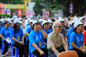 Hưởng ứng ngày Quốc tế nhận thức AGE - 3 Hoạt động nhận được
sự tham gia đông đảo của người dân thủ đô