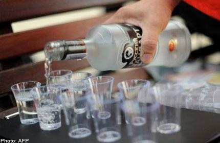 Bé 2 tuổi tử vong vì bị ép uống rượu - 1 Bé 2 tuổi tử vong vì bị ép uống rượu