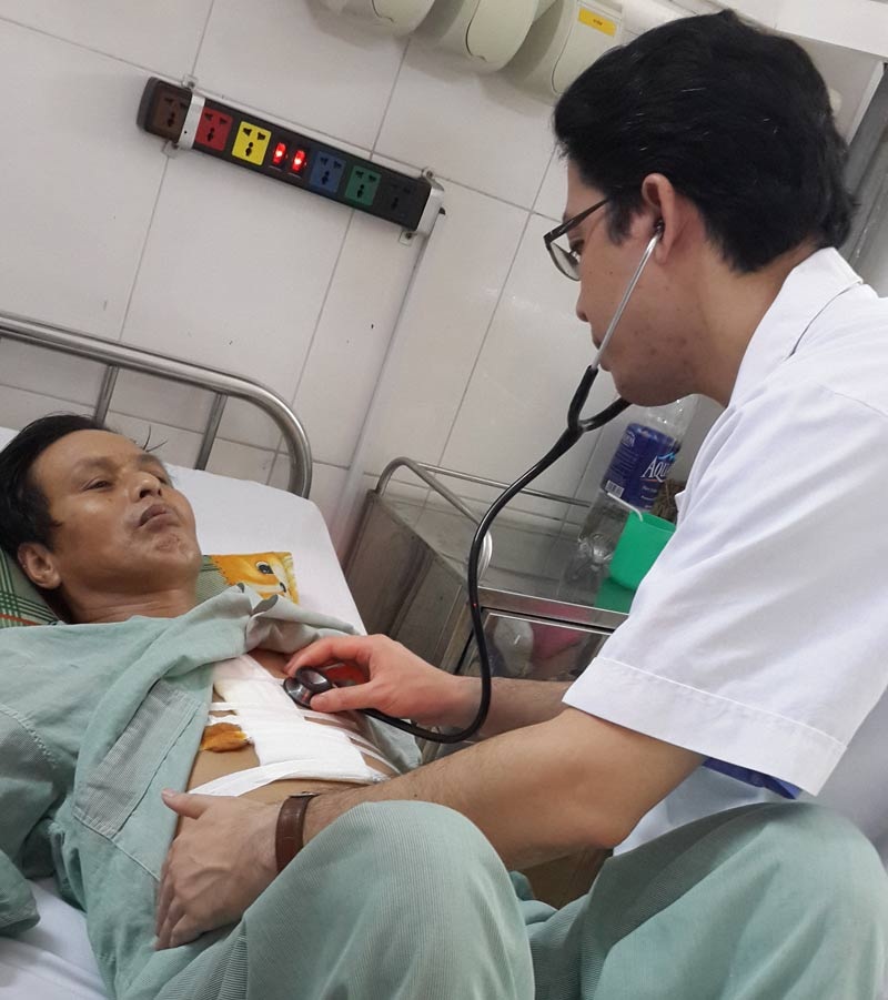 Kỳ diệu cứu sống ca ngưng tim sử dụng 120 lọ thuốc adrenalin - 1 ThS.BS Nguyễn Xuân Tú đang kiểm tra sức khỏe cho bệnh nhân Lý