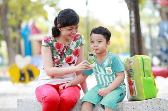 3 điều mẹ cần biết để phát triển trí não trẻ ngay từ đầu - 2 Hãy cho bé nguồn dinh dưỡng liên tục cho trí não để bé có thể học hỏi mọi
lúc mọi nơi