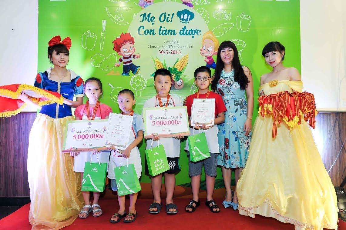 “Mẹ ơi! Con làm được” năm 2015 – Đấu trường cho Siêu Đầu Bếp nhí - 1 Giải Kim
Cương