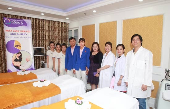 TMV Đông Á Tôn vinh “Siêu Kình Ngư” Ánh Viên - 3 Ánh Viên cùng các bác sĩ Đông Á thăm quan thẩm mỹ viện