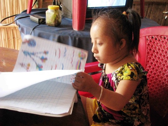 Cuộc sống kham khổ và bệnh tật, không biết tương lai của cô
bé tí hon sẽ ra sao. Ảnh: Sông Hậu