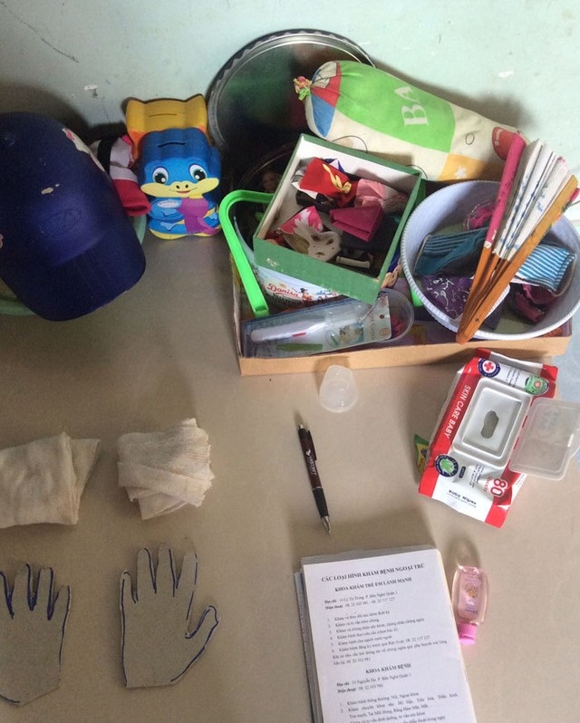 Cuộc sống như “hình nộm” của bé gái mắc bệnh lạ khiến chân tay co rút - 3 Công cụ anh Lâm “phát minh” để chữa bệnh cho con.