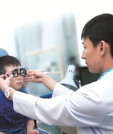 Con tôi có bị cận thị? - 1 Muốn phát hiện sớm các vấn đề về khúc xạ nếu có ở trẻ thì bạn nên dẫn trẻ đi khám mắt định kỳ