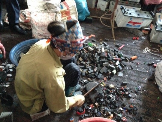 Tái chế chì tại một làng nghề thủ công ở tỉnh Hưng Yên Ảnh:
Ngọc Dung