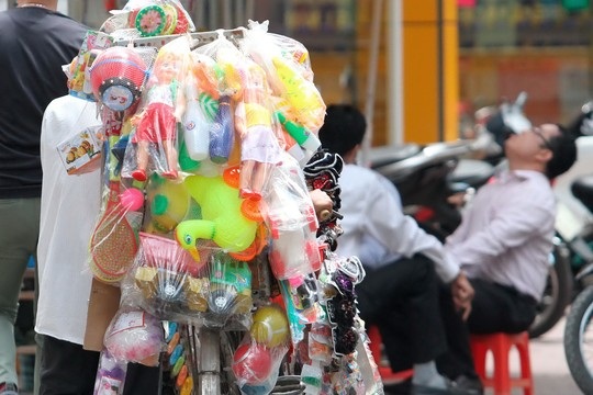 Ngộ độc chì: Mối nguy rình rập trẻ - 1 Đã từng xảy ra ngộ độc do trẻ ngậm đồ chơi có pha chì Ảnh:
Hoàng Triều