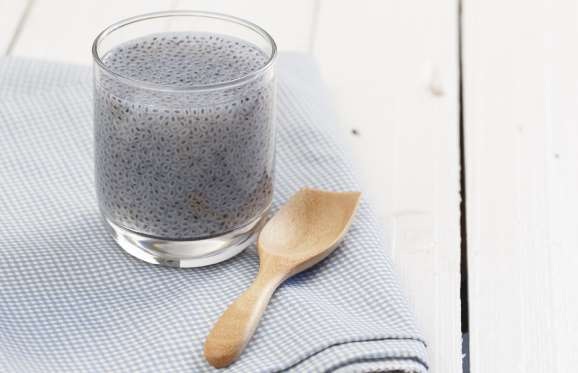 Tránh bị mất nước khi đi du lịch - 1 Thêm hạt chia vào nước hoặc thức ăn