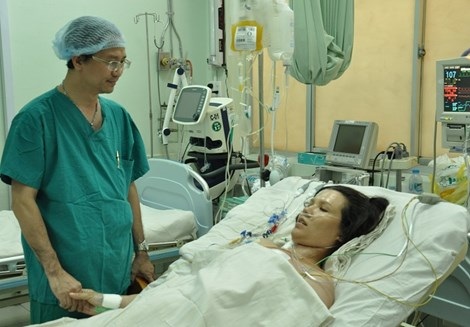 Hy hữu, mổ bắt con xong tiếp tục thay động mạch gốc cho mẹ - 1 Bệnh nhân đang được chăm sóc tích cực sau mổ bắt con và thay
gốc động mạch chủ. Ảnh: Tùng Sơn