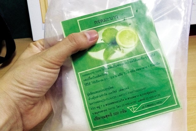 Trà chanh, xin hãy... tránh xa! - 1 Gói chanh
tinh chế có chữ Thái Lan mà chủ cửa hàng bán cho phóng viên. Ảnh: H.Nguyên