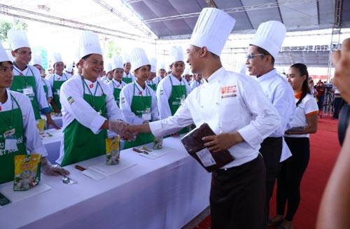Thí sinh Hoa khôi Đồng bằng sông Cửu Long 2015 tham gia chinh phục siêu lẩu Việt Nam - 2 Siêu đầu bếp Phạm Tuấn Hải và MC Thanh Bạch giao lưu với các
đầu bếp ĐBSCL