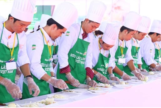 Thí sinh Hoa khôi Đồng bằng sông Cửu Long 2015 tham gia chinh phục siêu lẩu Việt Nam - 3 Các đầu bếp tập trung cao độ để nồi lẩu có chất lượng tốt nhất