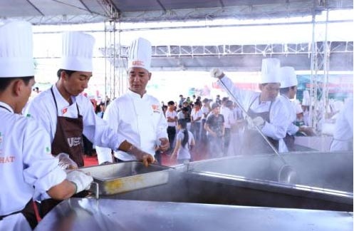 Thí sinh Hoa khôi Đồng bằng sông Cửu Long 2015 tham gia chinh phục siêu lẩu Việt Nam - 4 Đích thân Giám khảo Master Chef Phạm Tuấn Hải giám sát và
liên tục kiểm tra chất lượng nước lẩu