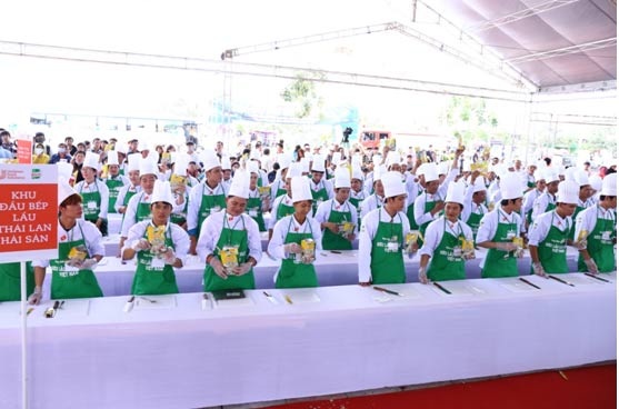 Thí sinh Hoa khôi Đồng bằng sông Cửu Long 2015 tham gia chinh phục siêu lẩu Việt Nam - 5 Đích thân Giám khảo Master Chef Phạm Tuấn Hải giám sát và
liên tục kiểm tra chất lượng nước lẩu