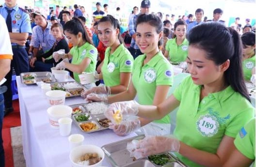 Thí sinh Hoa khôi Đồng bằng sông Cửu Long 2015 tham gia chinh phục siêu lẩu Việt Nam - 6 Thí sinh Hoa khôi ĐBSCL tham gia trang trí phần lẩu