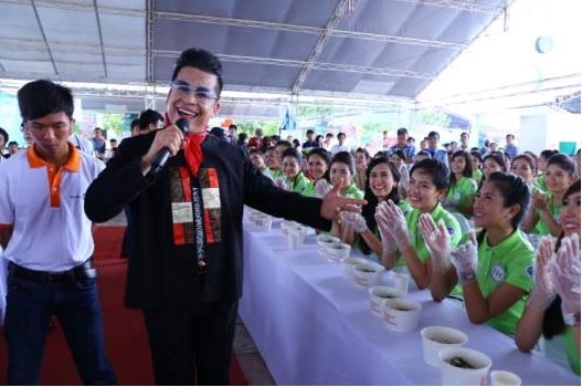 Thí sinh Hoa khôi Đồng bằng sông Cửu Long 2015 tham gia chinh phục siêu lẩu Việt Nam - 7 Không khí sự kiện siêu lẩu luôn được hâm nóng bởi những màn
pha trò duyên dáng của MC Thanh Bạch