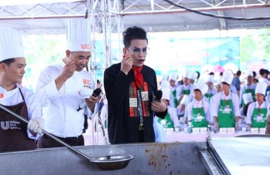 Thí sinh Hoa khôi Đồng bằng sông Cửu Long 2015 tham gia chinh phục siêu lẩu Việt Nam - 8 Không khí sự kiện siêu lẩu luôn được hâm nóng bởi những màn
pha trò duyên dáng của MC Thanh Bạch