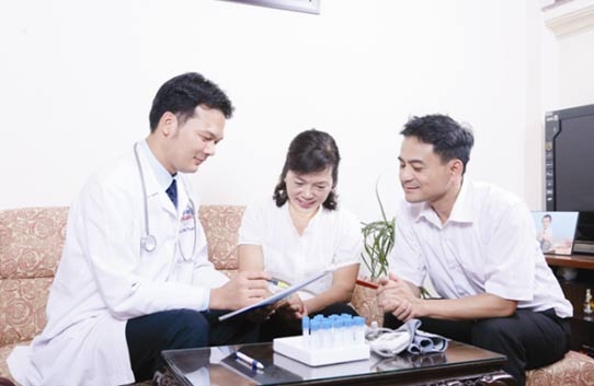 Phục vụ lấy mẫu xét nghiệm tận nơi đến mọi ngõ ngách nhà dân.