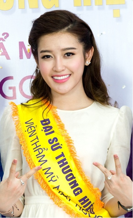 Á hậu Huyền My rạng rỡ trong vai trò đại sứ thương hiệu - 3 Á hậu Việt Nam 2014
chính thức trở thành đại sứ thương hiệu Viện Thẩm Mỹ Mắt Ngọc