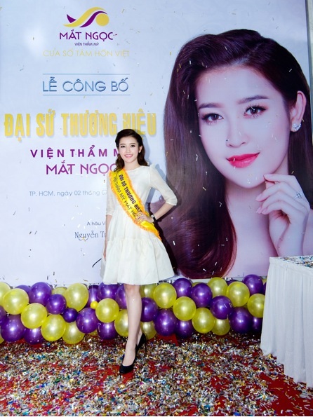 Á hậu Huyền My rạng rỡ trong vai trò đại sứ thương hiệu - 4 Á hậu Việt Nam 2014
chính thức trở thành đại sứ thương hiệu Viện Thẩm Mỹ Mắt Ngọc