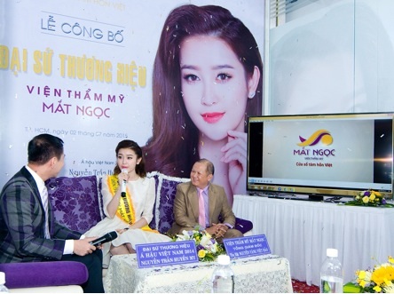 Á hậu Huyền My rạng rỡ trong vai trò đại sứ thương hiệu - 5 Á hậu Việt Nam 2014
chính thức trở thành đại sứ thương hiệu Viện Thẩm Mỹ Mắt Ngọc