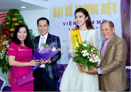 Á hậu Huyền My rạng rỡ trong vai trò đại sứ thương hiệu - 6 Á hậu Việt Nam 2014
chính thức trở thành đại sứ thương hiệu Viện Thẩm Mỹ Mắt Ngọc