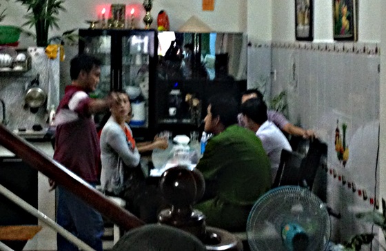 Vụ TPCN giảm béo giả hiệu Mỹ: Mua 100 ngàn bán 2 triệu… “tiền mất tật mang” - 1 Cơ quan CSĐT đang thực hiện khám xét nhà Giám đốc Nguyễn Duy
Bảo.
