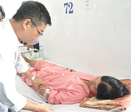 Một thai phụ bị rắn lục đuôi đỏ cắn - 1 Trong ảnh là một người bị rắn lục cắn đang được điều trị tại
BV Chợ Rẫy.