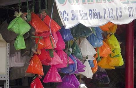 Chơi chọi bột màu, coi chừng lãnh độc tố - 2 Bột màu công nghiệp được bày bán tràn lan với giá rẻ tại chợ
Kim Biên. Ảnh: NGUYỄN TÂN
