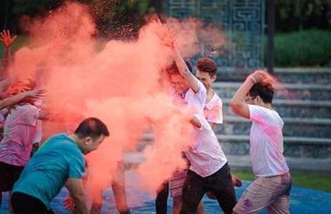 Chơi chọi bột màu, coi chừng lãnh độc tố - 1 Chơi chọi bột màu, coi chừng lãnh độc tố