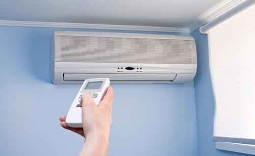 Chết người vì đột ngột ra vào phòng điều hòa - 1 Việc dùng điều hòa không đúng cách dễ gây hại sức khỏe. Ảnh
minh họa