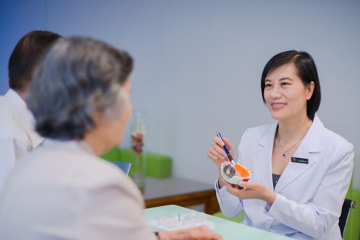 Khi nào cần phẫu thuật đục thuỷ tinh thể? - 1 TS.BS Trần Hải Yến đang tư vấn cho bệnh nhân bị đục thuỷ tinh thể