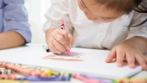 Màu sáp trẻ em sản xuất ở Trung Quốc chứa chất gây ung thư phổi - 1 Trong một báo cáo của nhóm vận động sức khỏe môi trường, sợi amiăng vẫn được tìm thấy trong màu sáp trẻ em hay dùng và các loại đồ chơi khác.