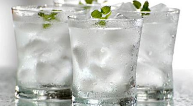 Những loại đồ uống càng uống càng nóng - 1 Uống nước đá thay vì
uống nước lọc